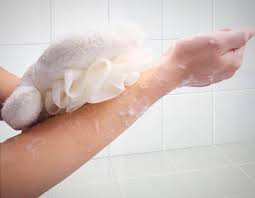 بازشدن منافذ پوست با کیسه کشیدن | روتین پوستی | لایه برداری پوست