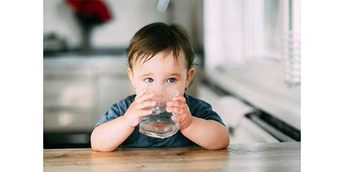 دلیل نوشیدن آب زیاد کودکان در شب و وظیفه مهم والدین برای مدیریت تشنگی شبانه