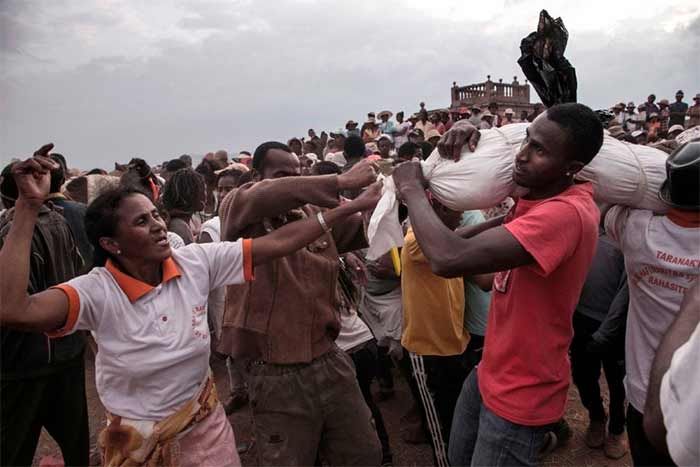رسم رقص شادی با استخوانهای نیاکان در ماداگاسکار